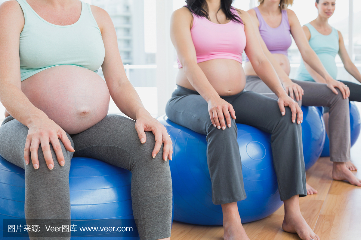 孕妇坐在运动球上