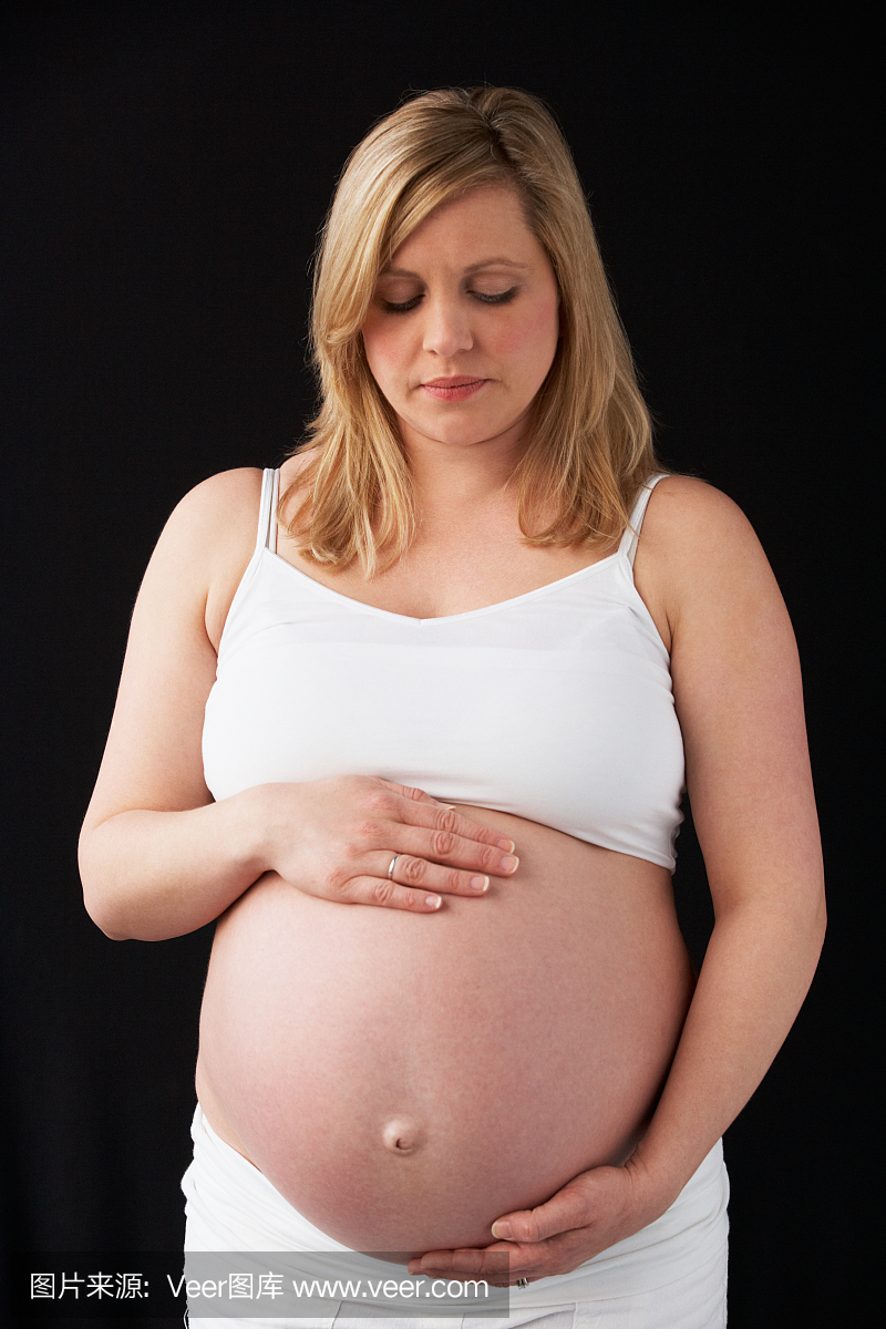9个月的肖像孕妇穿白色