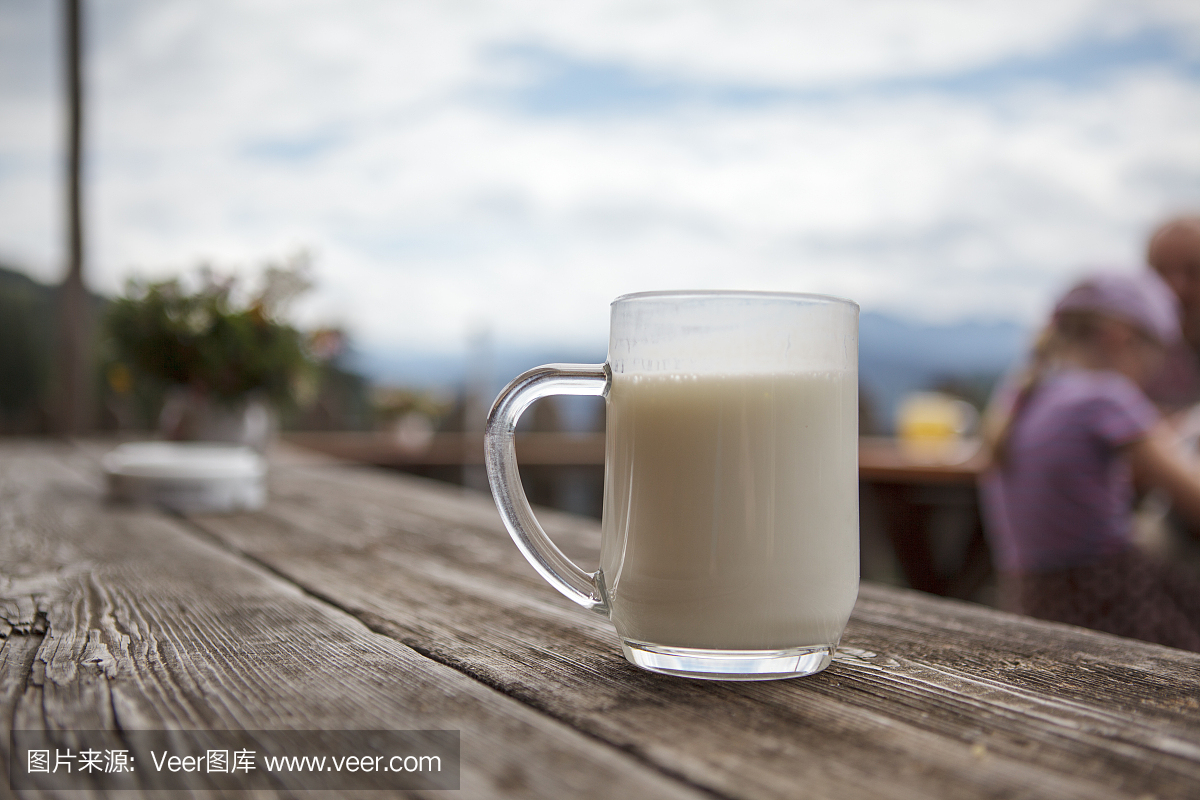 酪乳,白脱牛奶,脱脂酸牛奶,露天啤酒店