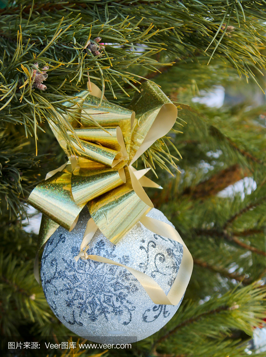 在分支上的圣诞球