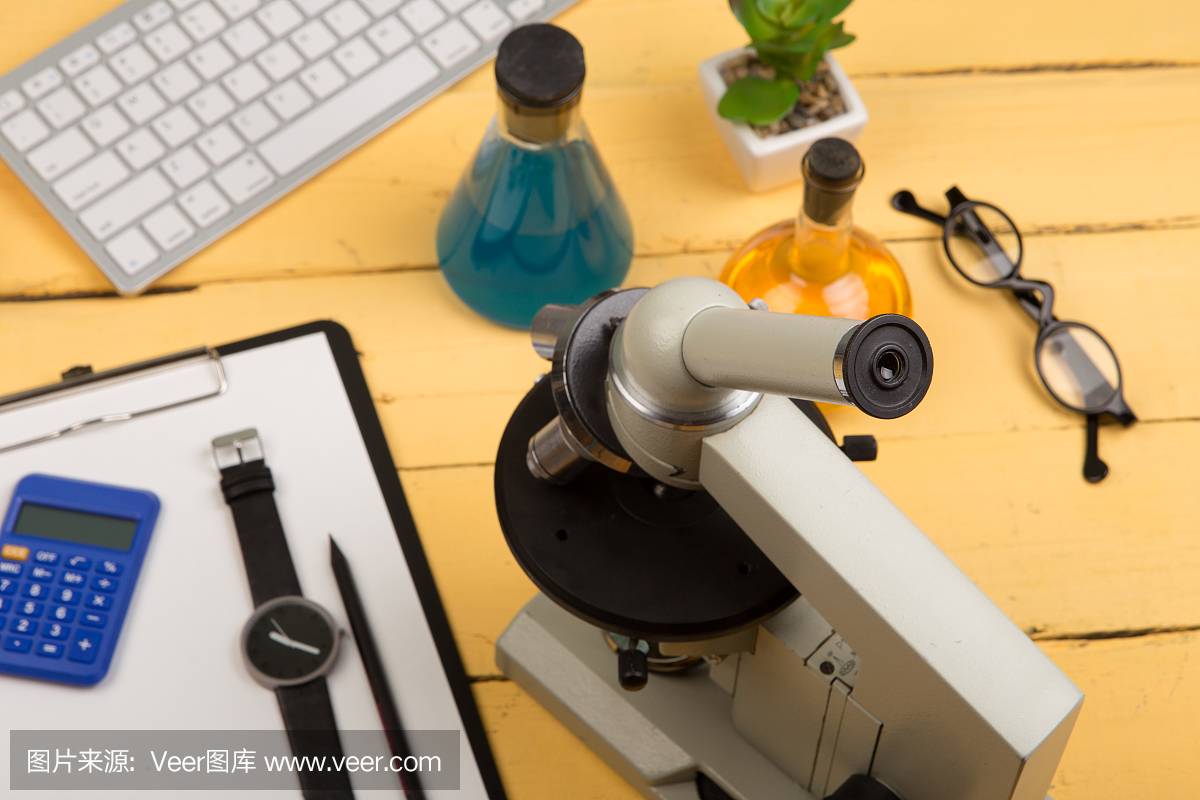 教育和科学的概念 - 显微镜,书,放大镜,计算器,手
