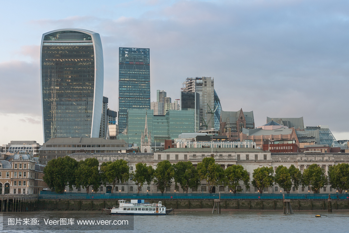 伦敦金融城的伦敦摩天大楼在日落时间