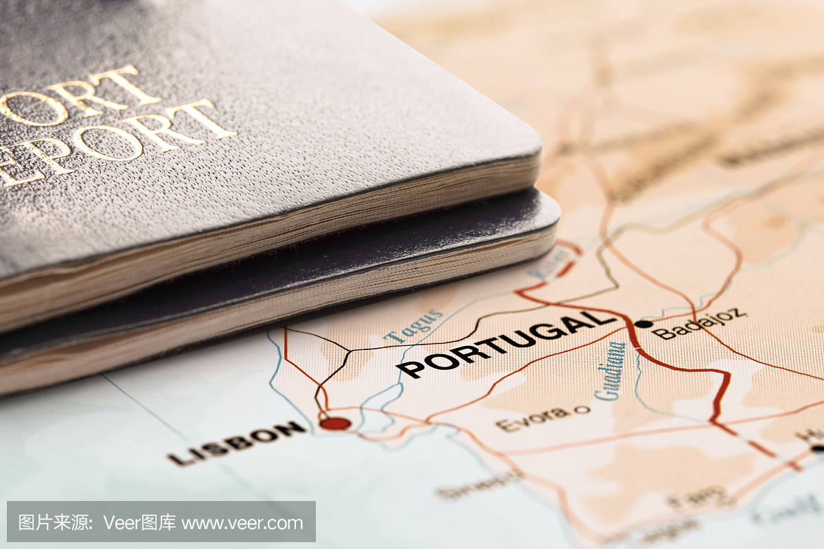 目的地葡萄牙两张护照在地图上。旅游概念。