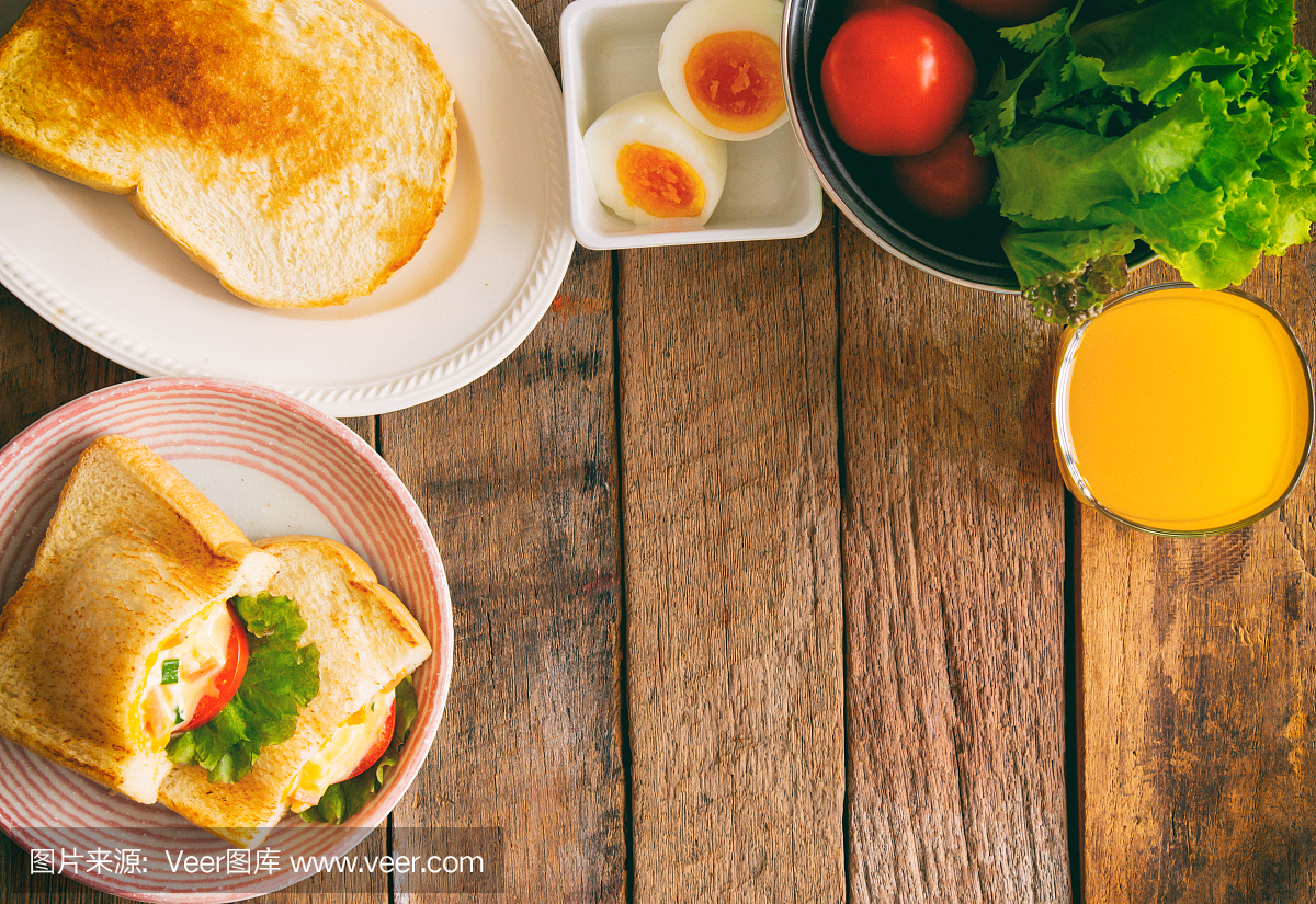 早餐或午餐的三明治口袋。三明治用煮鸡蛋,蛋