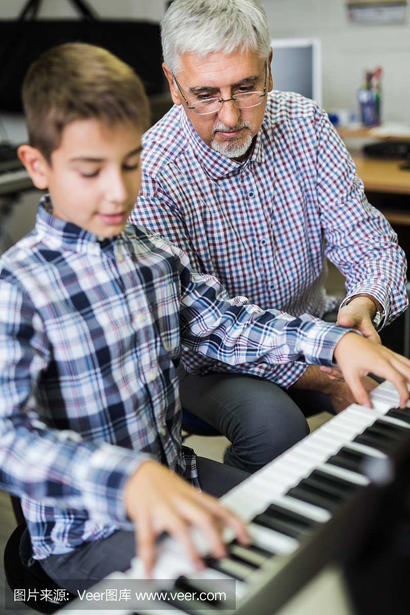 电钢琴,电子钢琴,电子琴,独奏演员