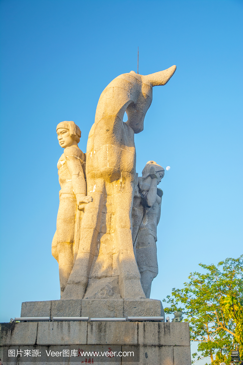 在中国的一座高山上,哈特转过头。一个女孩的