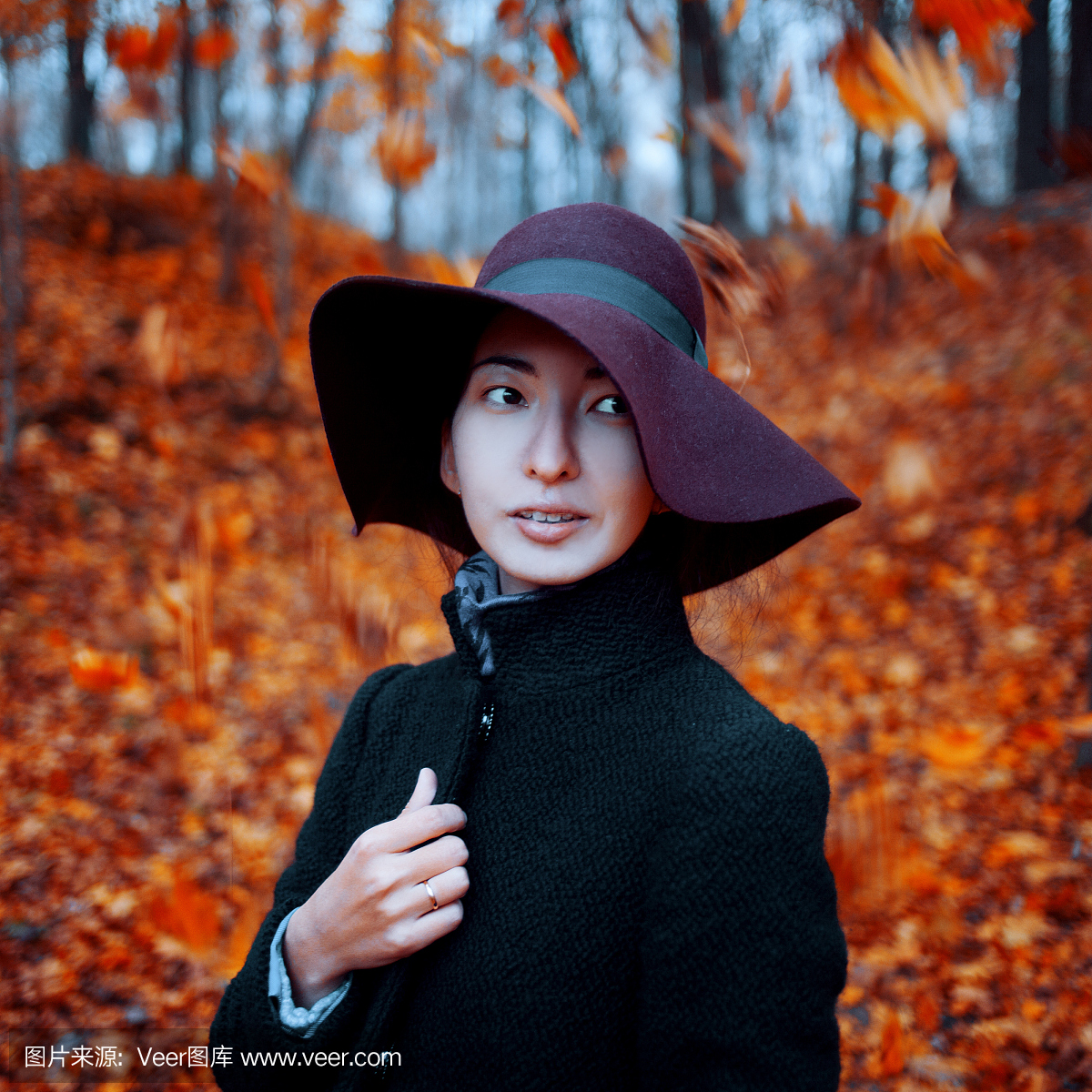 年轻时尚的女孩在外套和帽子,秋季服装,背景的