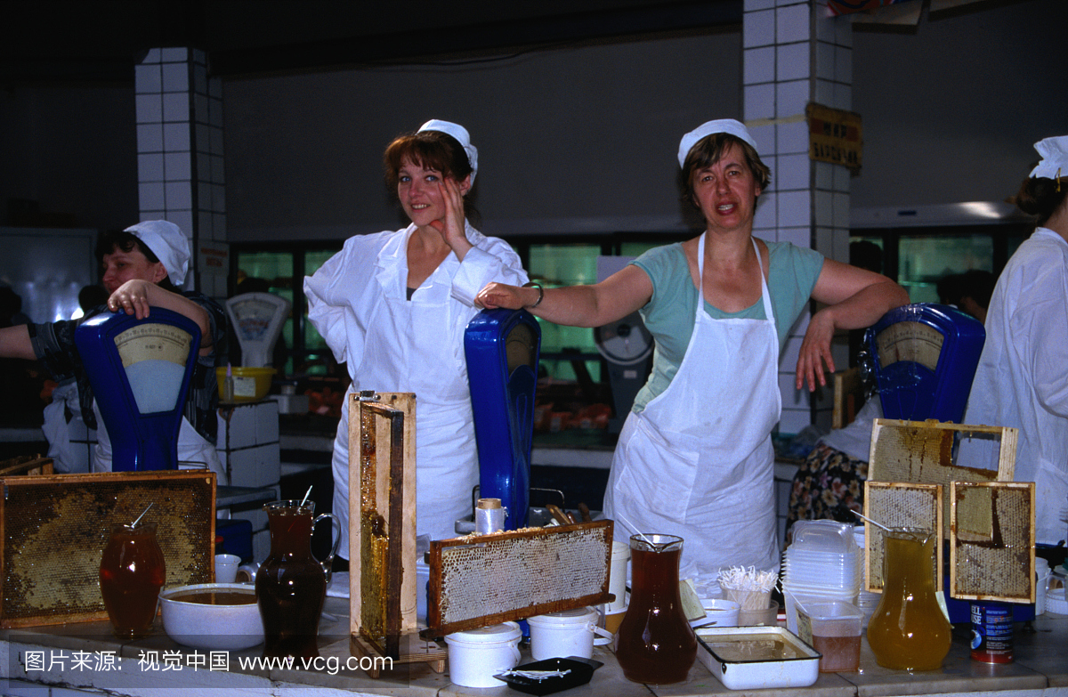 在Kuznechny市场销售蜂蜜的女性