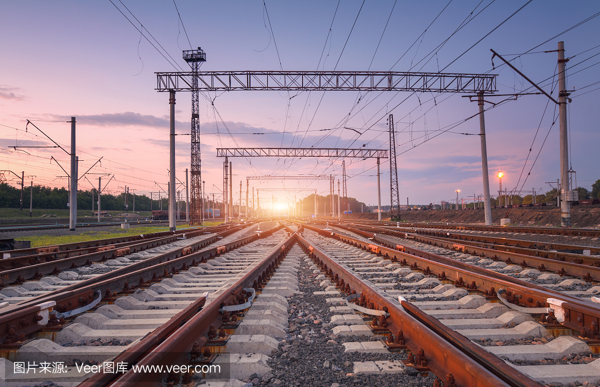 现代火车站在欧洲的夜晚。工业景观与铁路交界