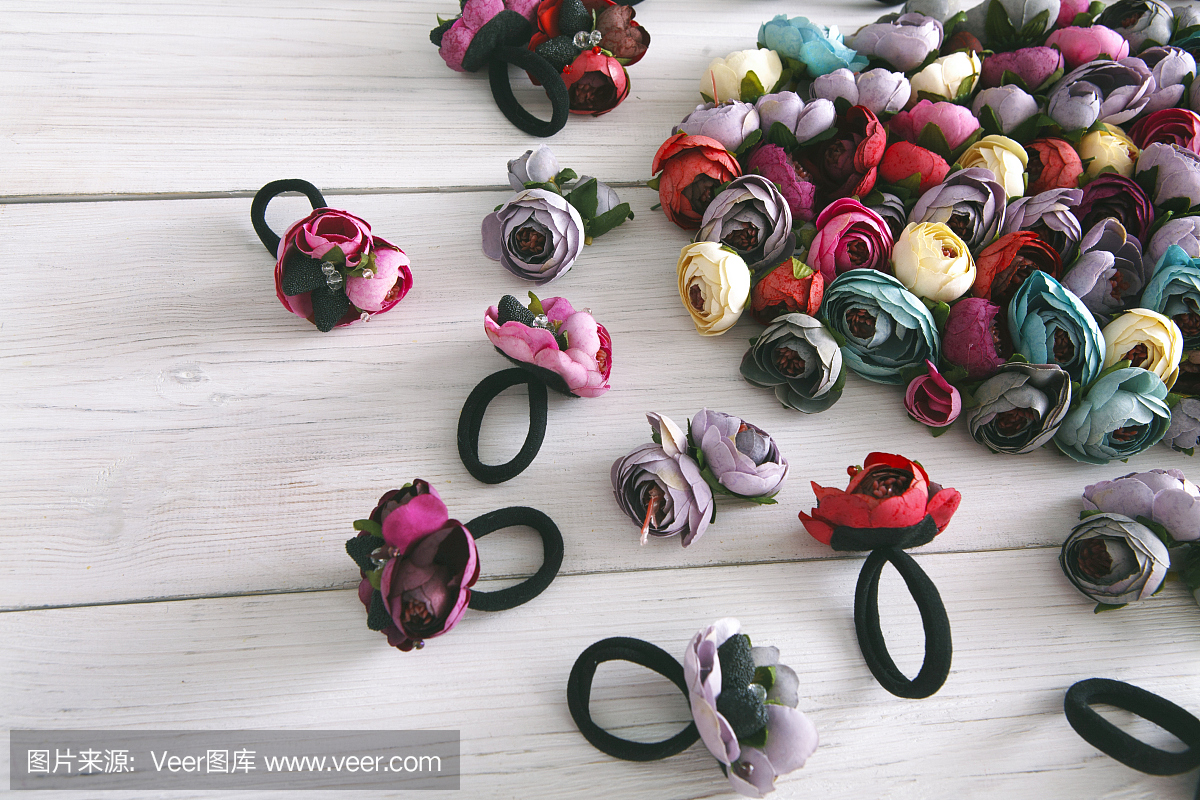 各种用花装饰的头发橡胶