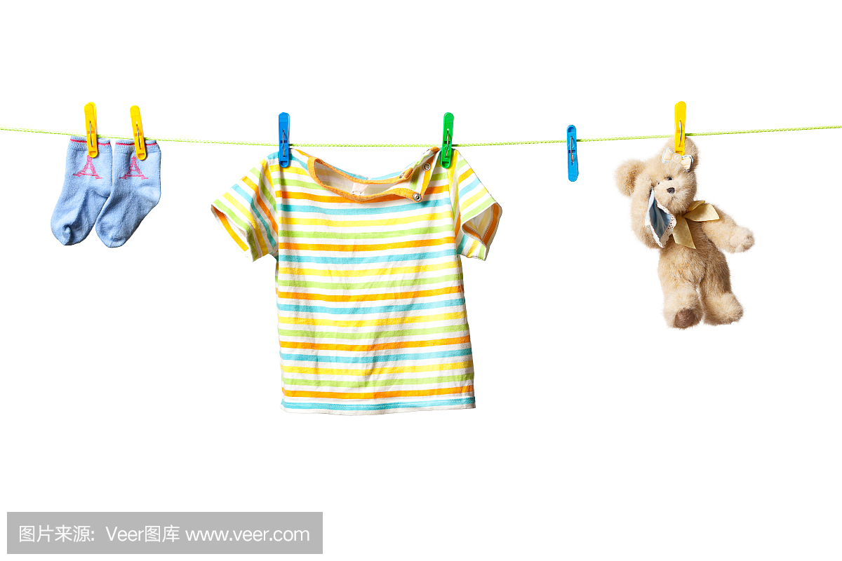 婴儿衣服和玩具熊