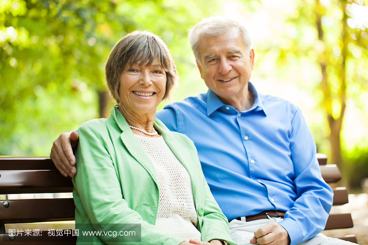 高级夫妇在公园里一起享受时间