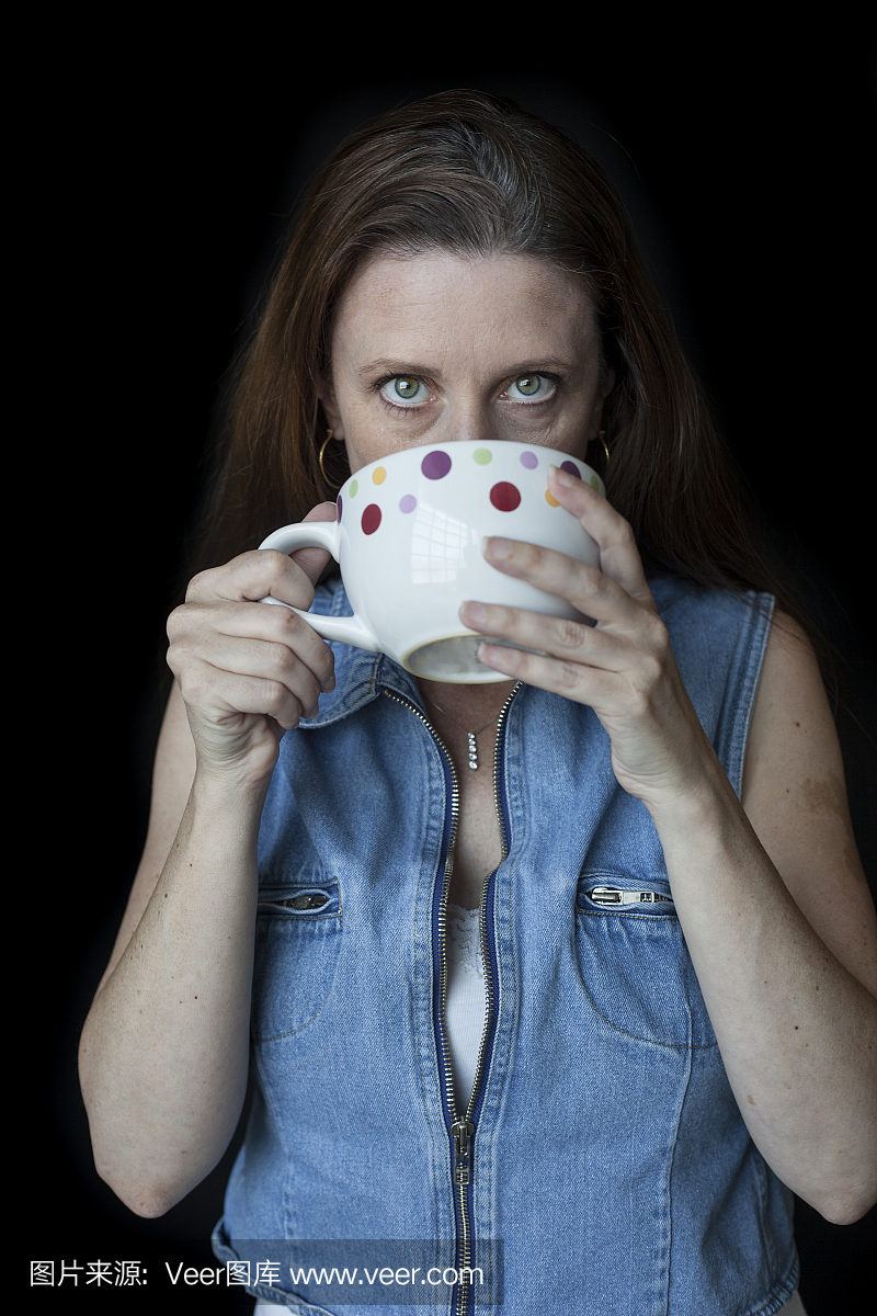 有美丽的微笑和咖啡杯的中年妇女