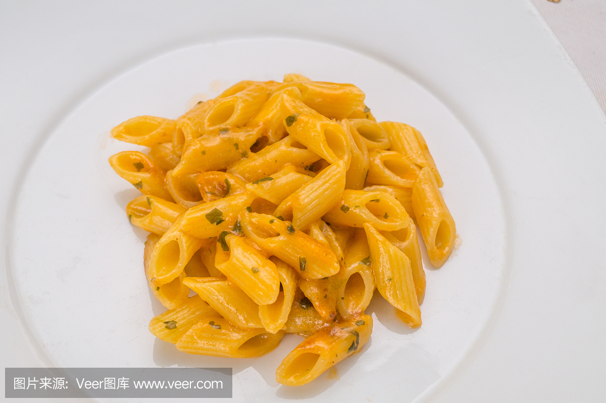 意大利女人做饭和季节意大利面食