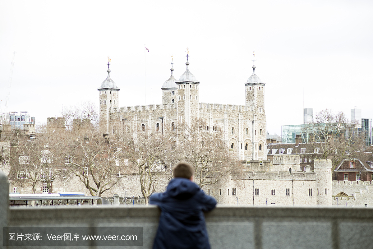 一位游客看着伦敦塔