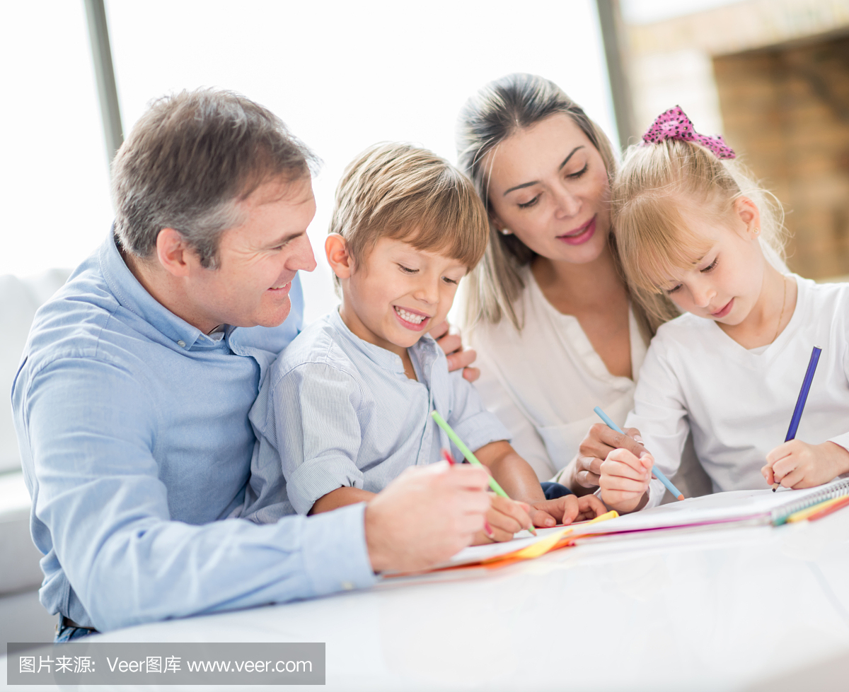 家庭一起做家庭作业