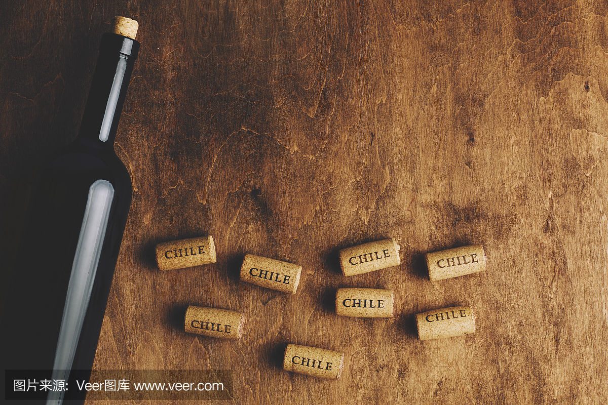 一瓶葡萄酒与周围的酒瓶塞。题字'智利'的葡萄