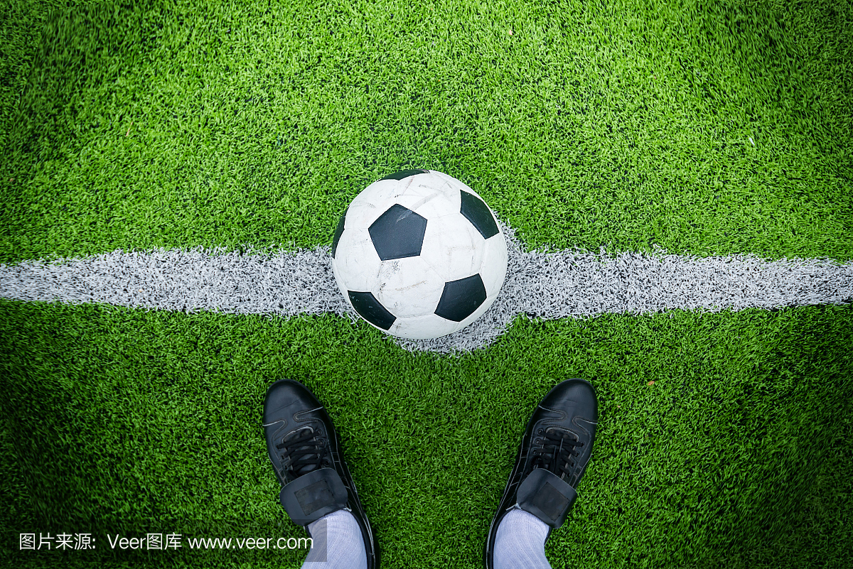 足球运动员准备在开球时开球