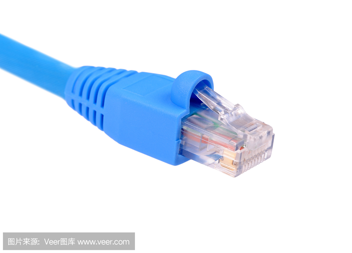 在白色背景上孤立的蓝色utp cat6网络电缆