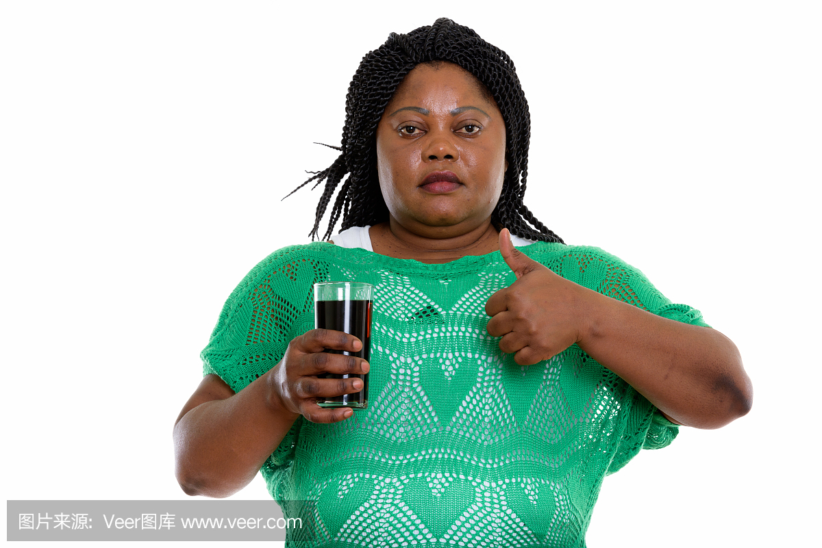 工作室拍摄的加大号黑人非洲妇女拿着杯苏打水