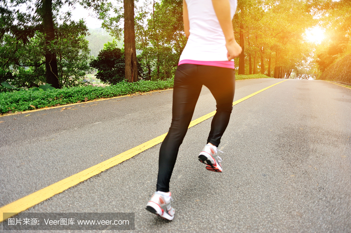 健康的生活方式健身运动女子跑在森林山Rpad