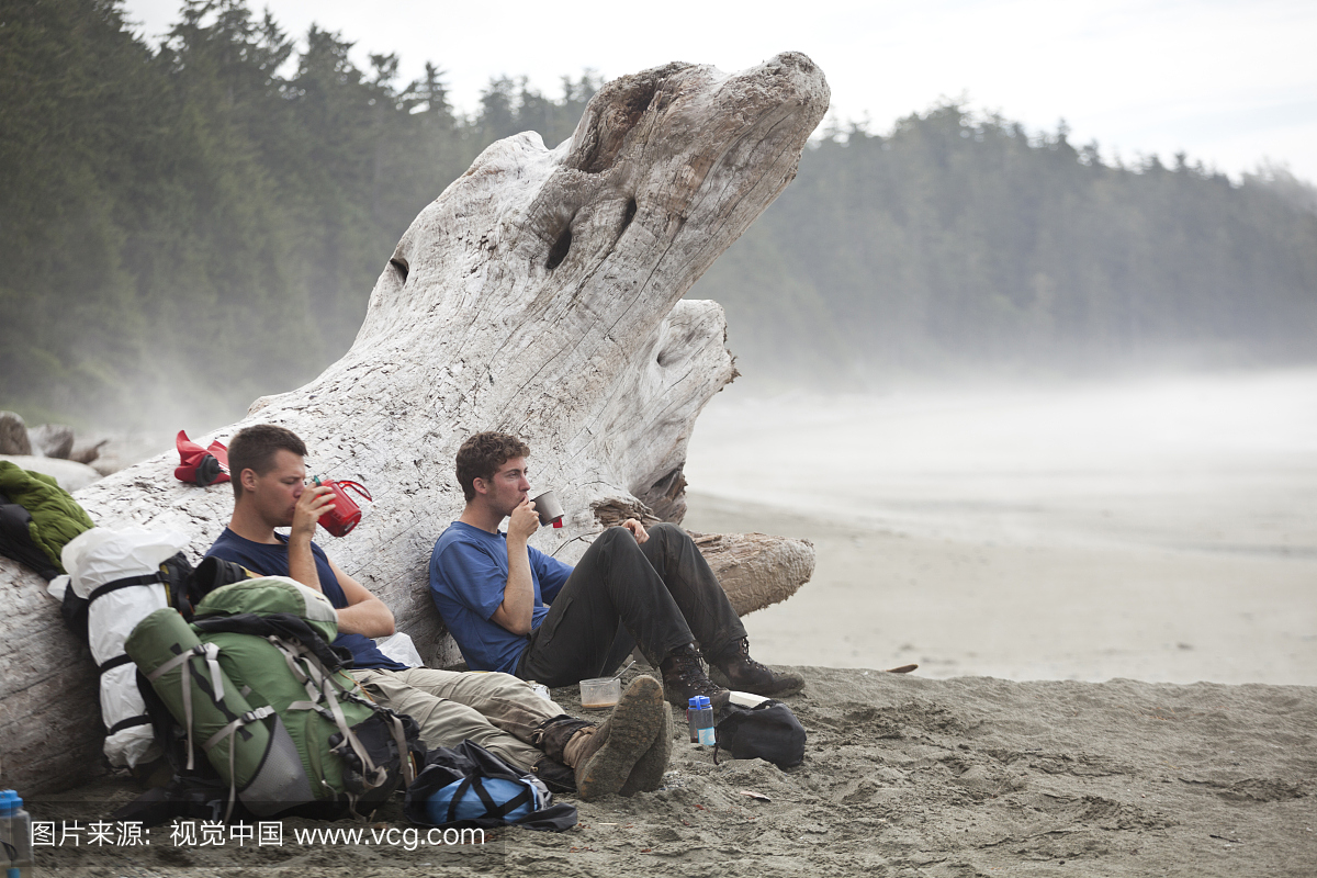 徒步旅行者坐在加拿大不列颠哥伦比亚省西海岸