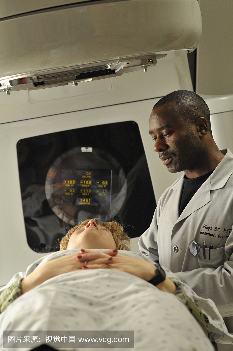 放射肿瘤技术员准备病人