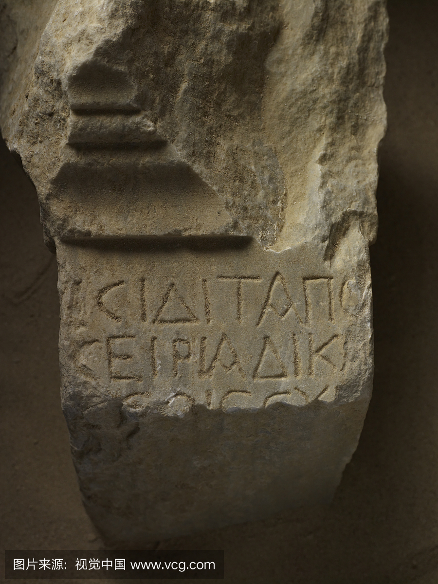 雕像基地与Taposiris大宪章挖掘的希腊文字。