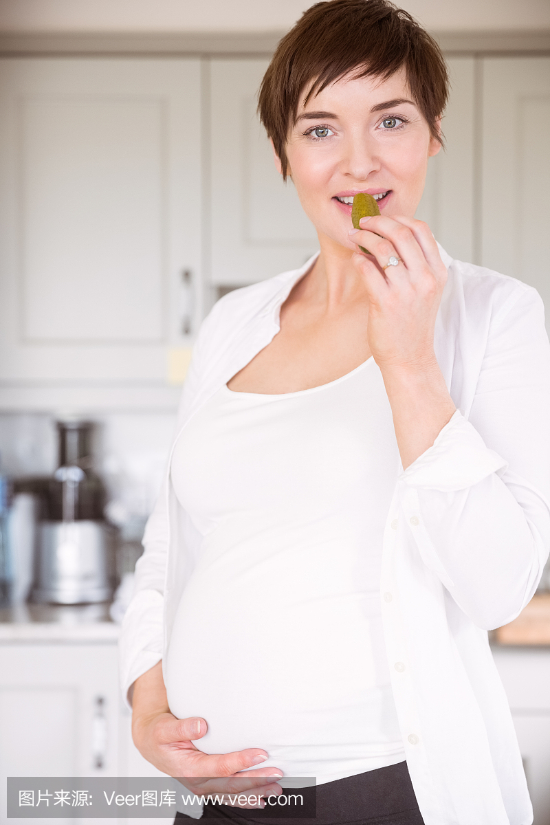 怀孕的女人吃罐泡菜