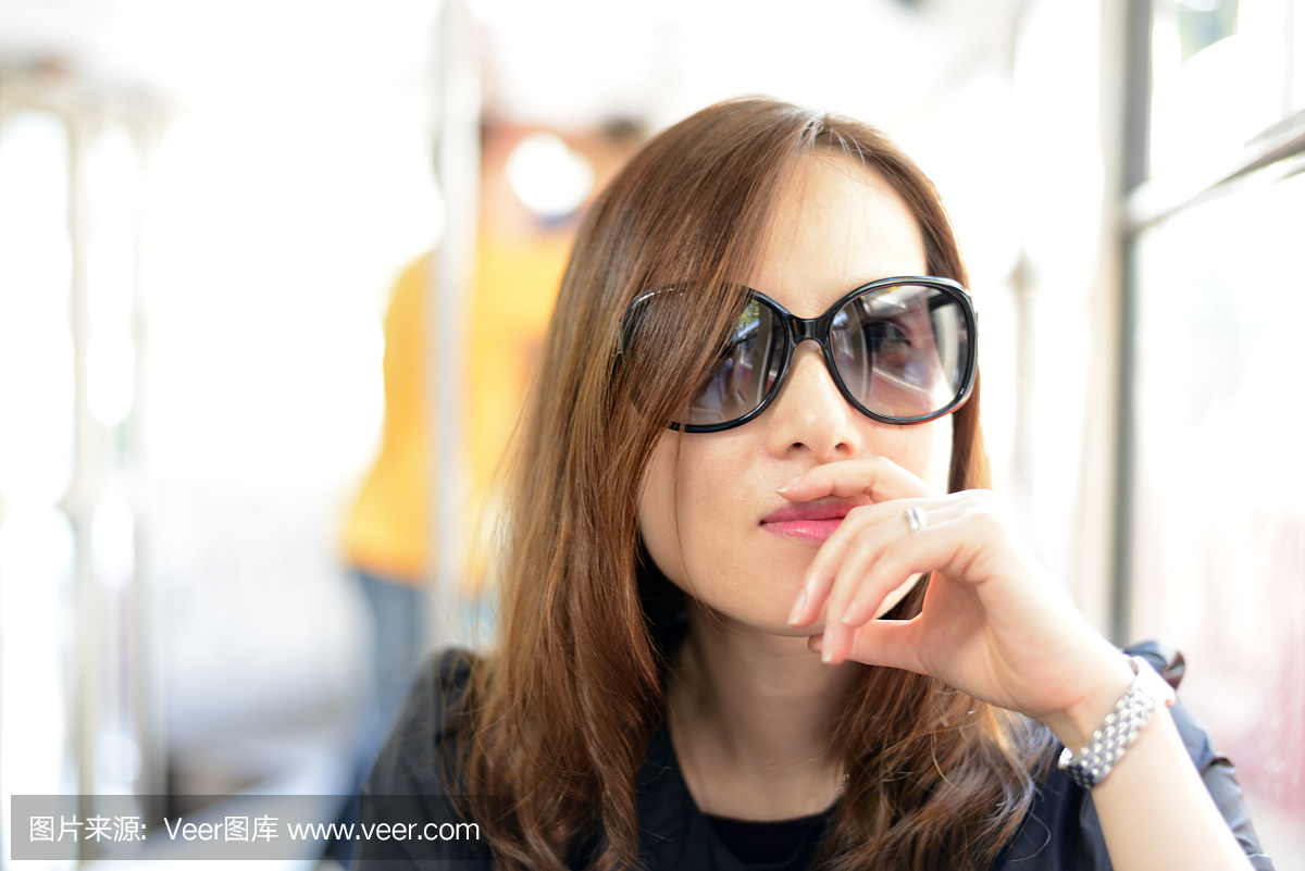 在布拉格,捷克共和国乘坐电车的女性游客