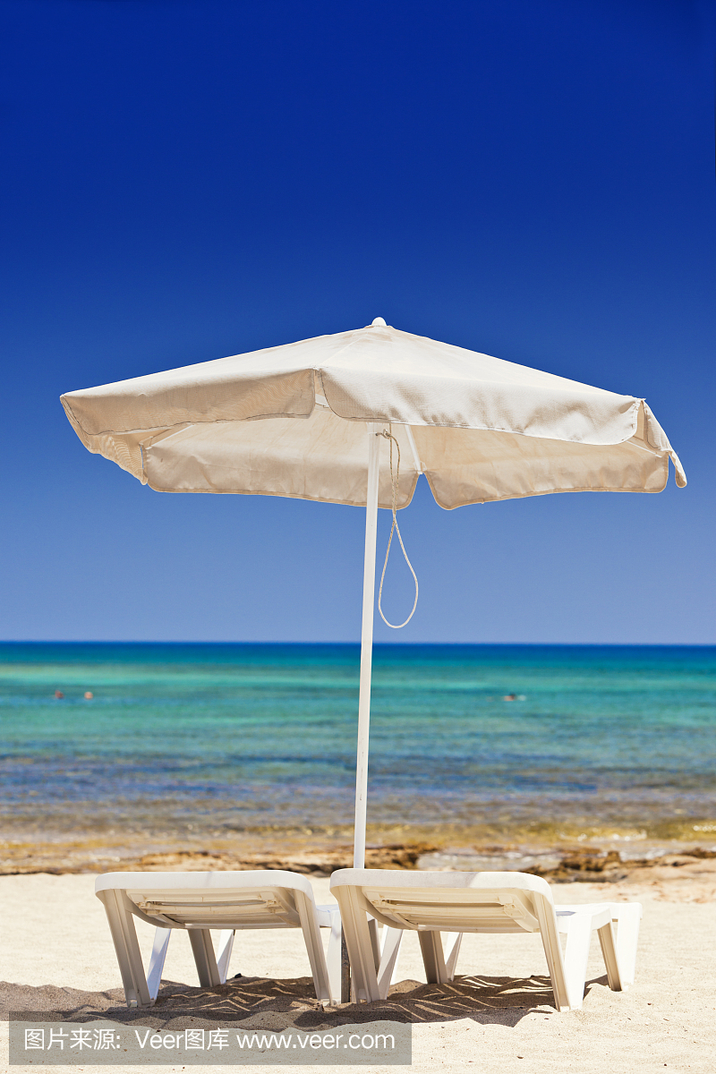 太阳椅和沙滩上的伞