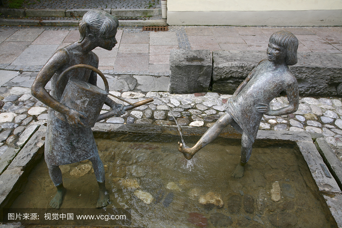 喷泉与Ritterstrasse西端的两个女孩喷水雕塑。