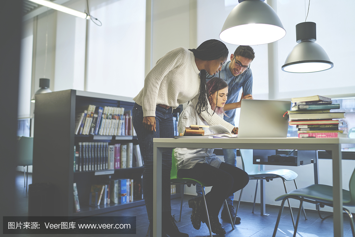 年轻的学生组成研究人员,共同规划共同项目的