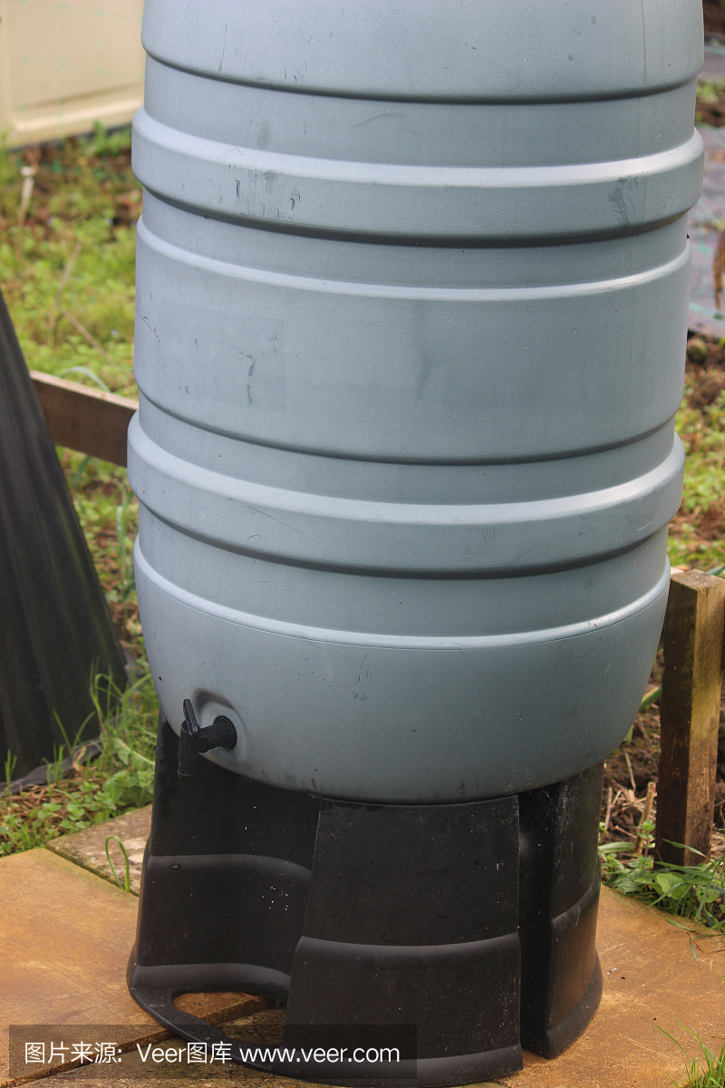 灰色塑料水对接容器在支架上,分配蔬菜园