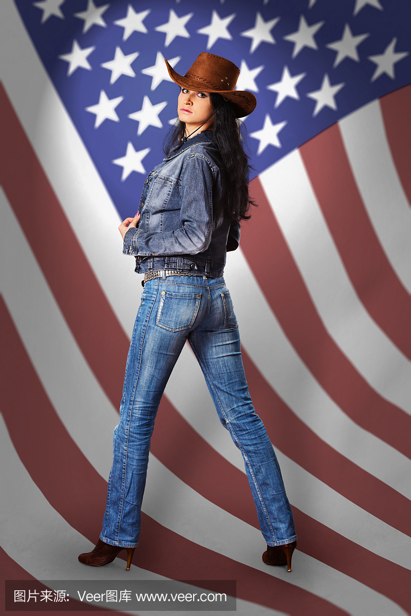与美国国旗的牛仔裤的年轻女子