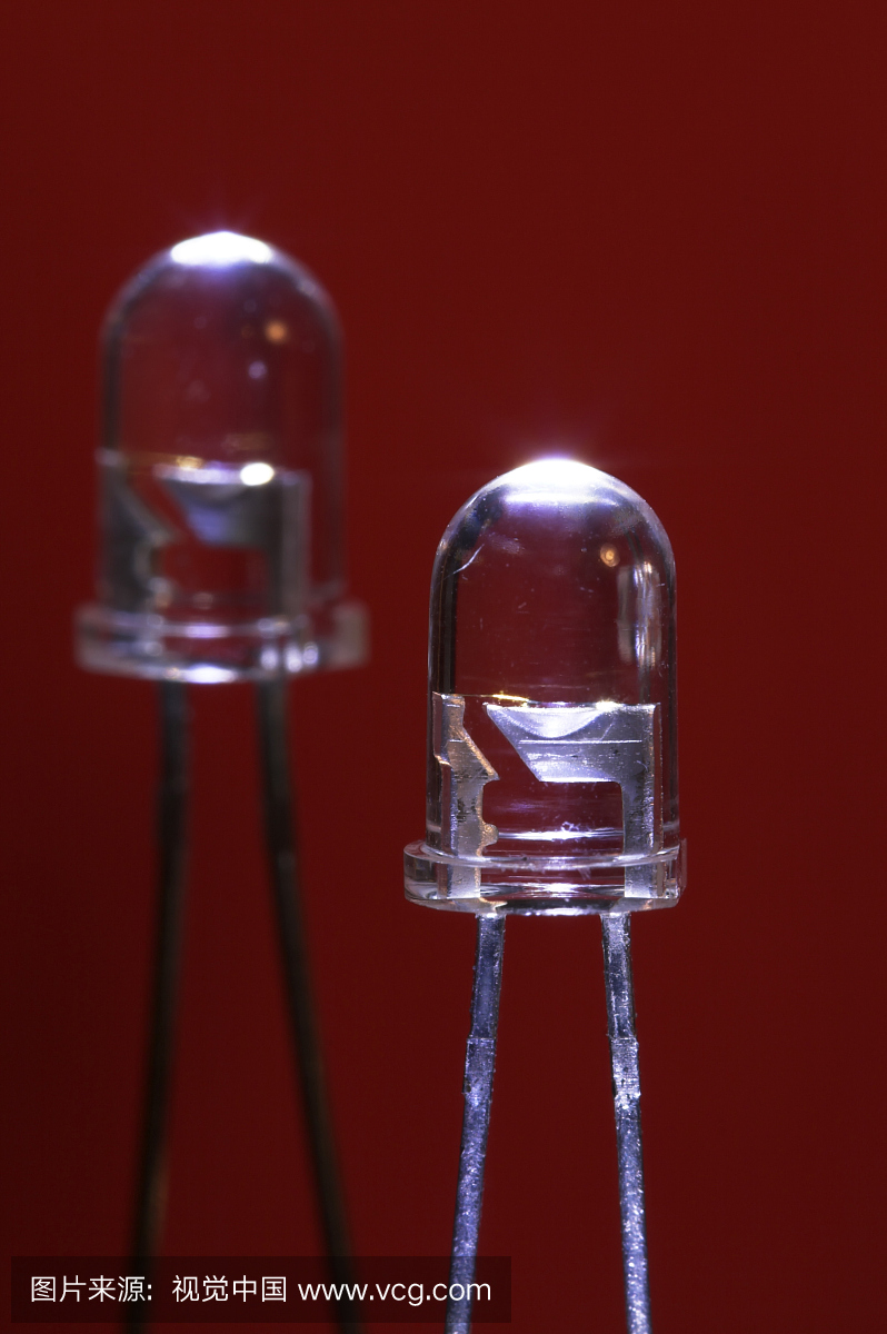 发光二极管(LED)基于正向偏置异质结并发射其