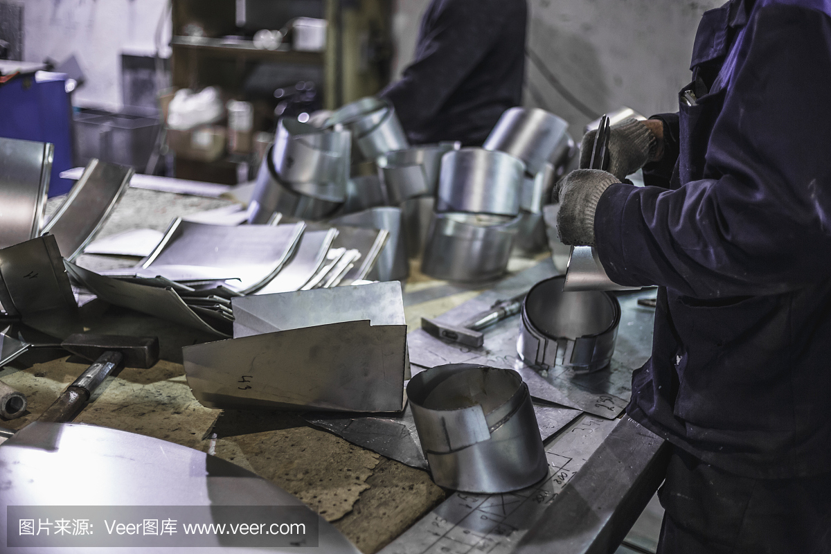 工人制造工业钢制通风空气系统生产的金属部件