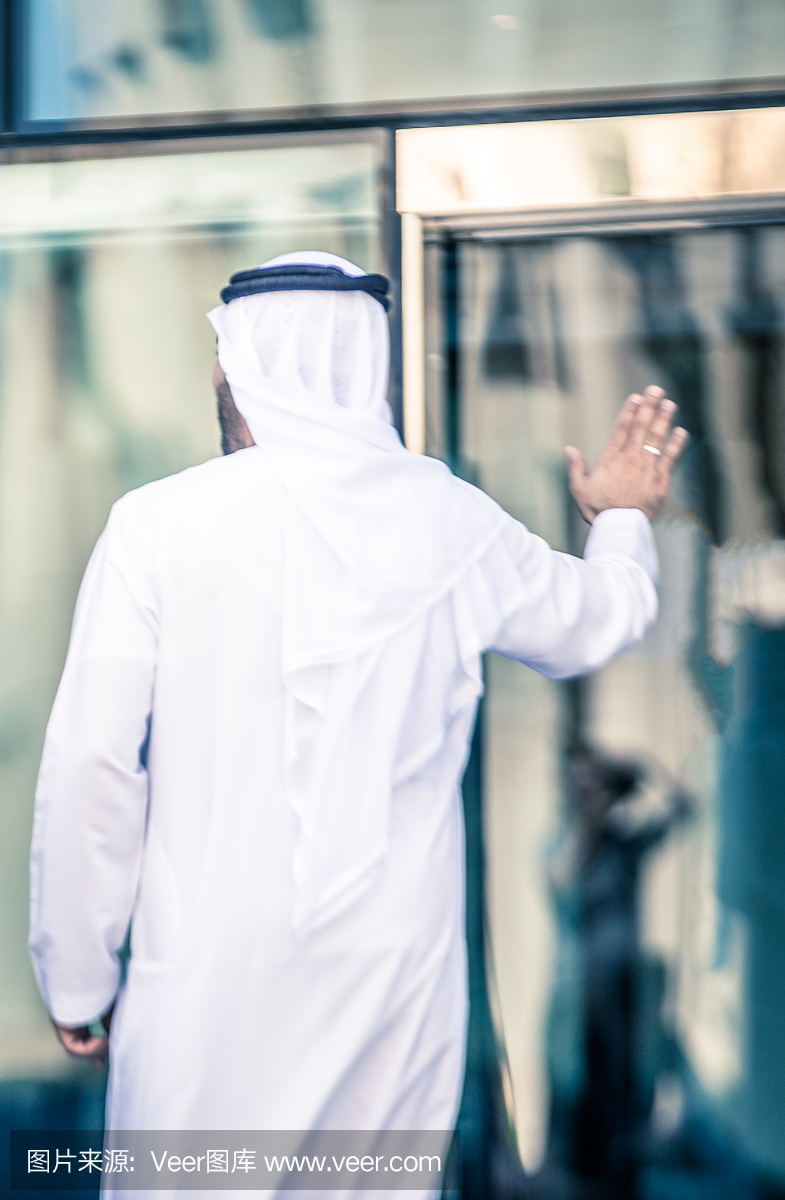 阿拉伯人走向他的办公楼