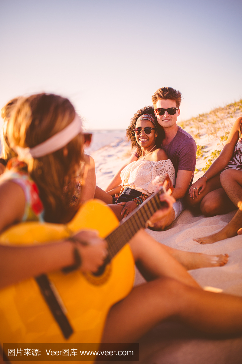 听着朋友弹吉他的混血比赛