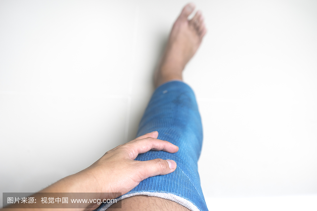 子触摸蓝色光夹板固定膝盖,治愈和恢复ACL受