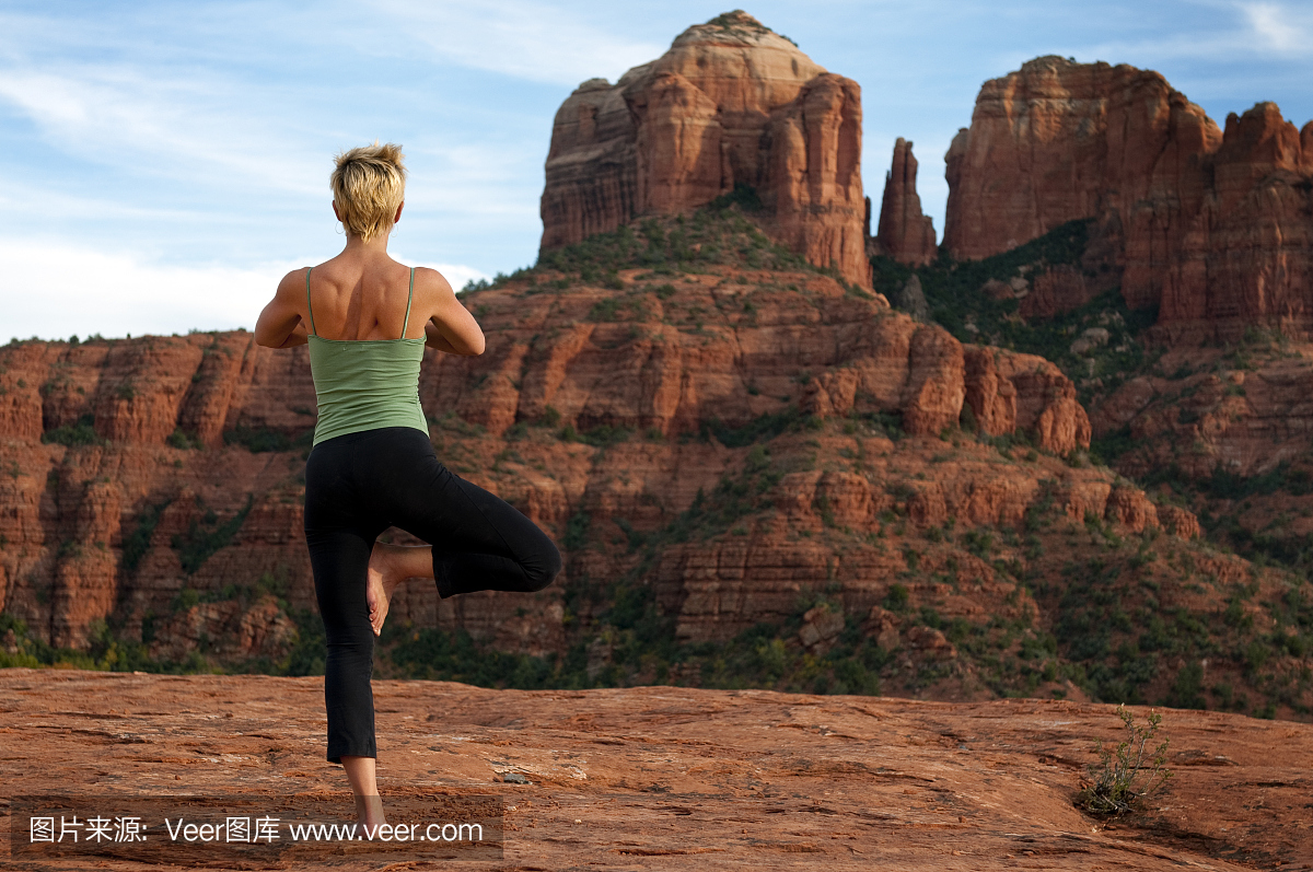 在沙漠环境中做瑜伽姿势的女人