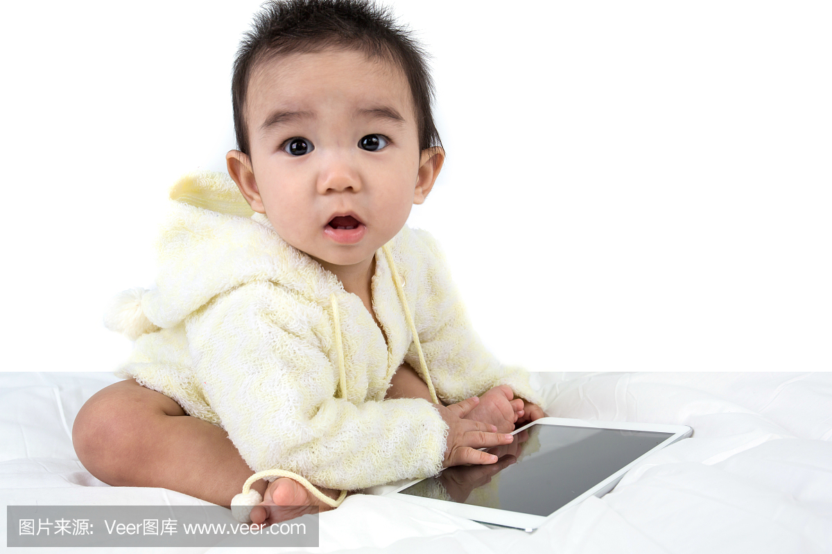 亚洲宝宝玩平板电脑玩游戏