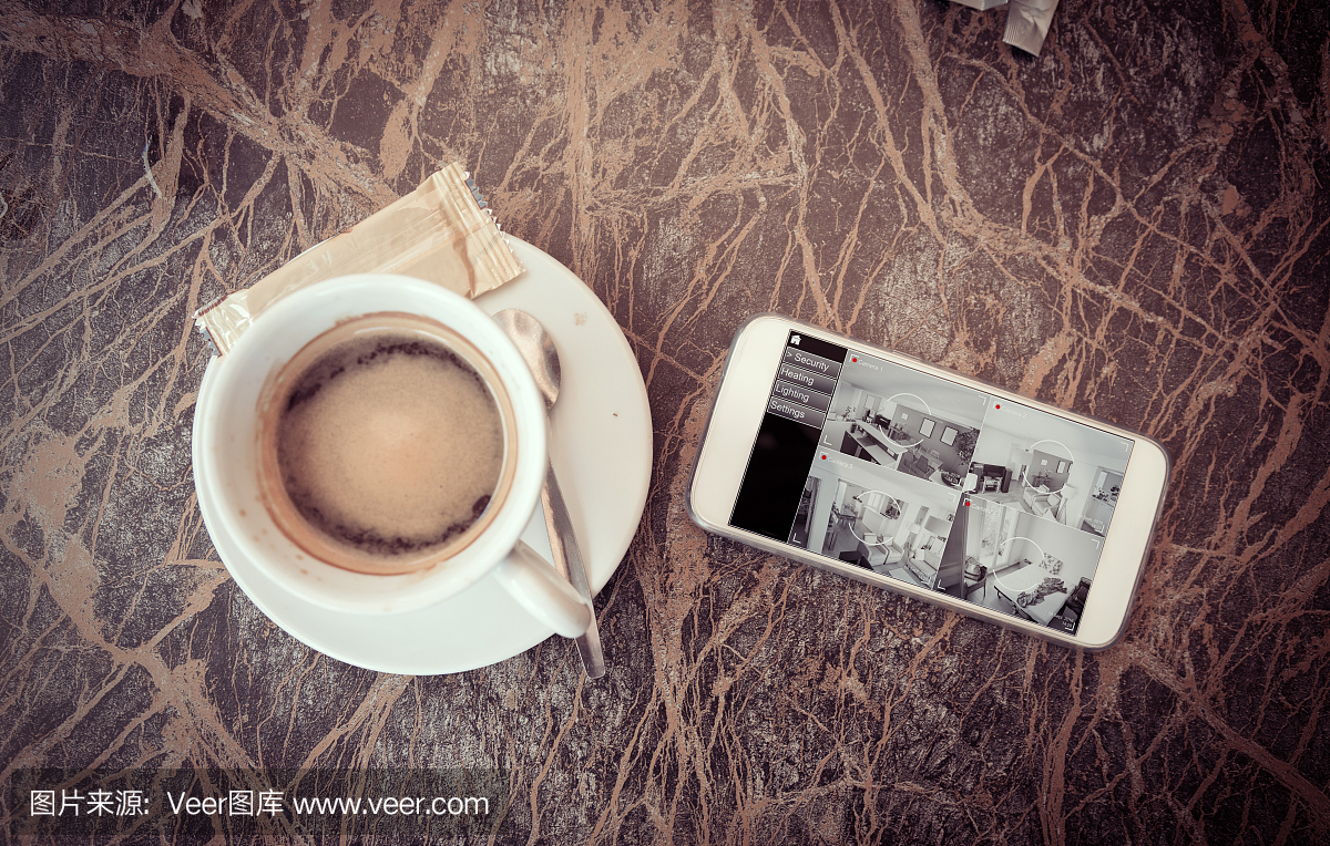 手机屏幕显示监控摄像机的视频流从家里