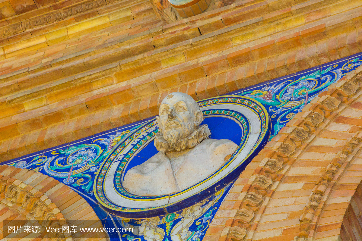 详细描述塞维利亚西班牙着名广场的雕像