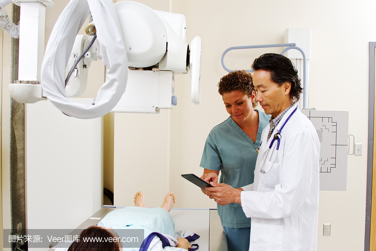 放射科医师和技术员审查病人护理