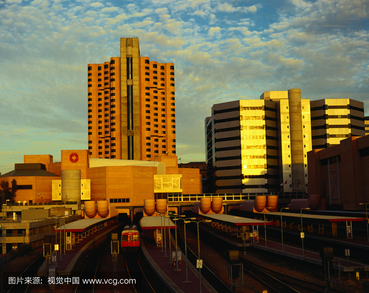 城市天际线设有现代建筑,火车站和凯悦酒店 - 