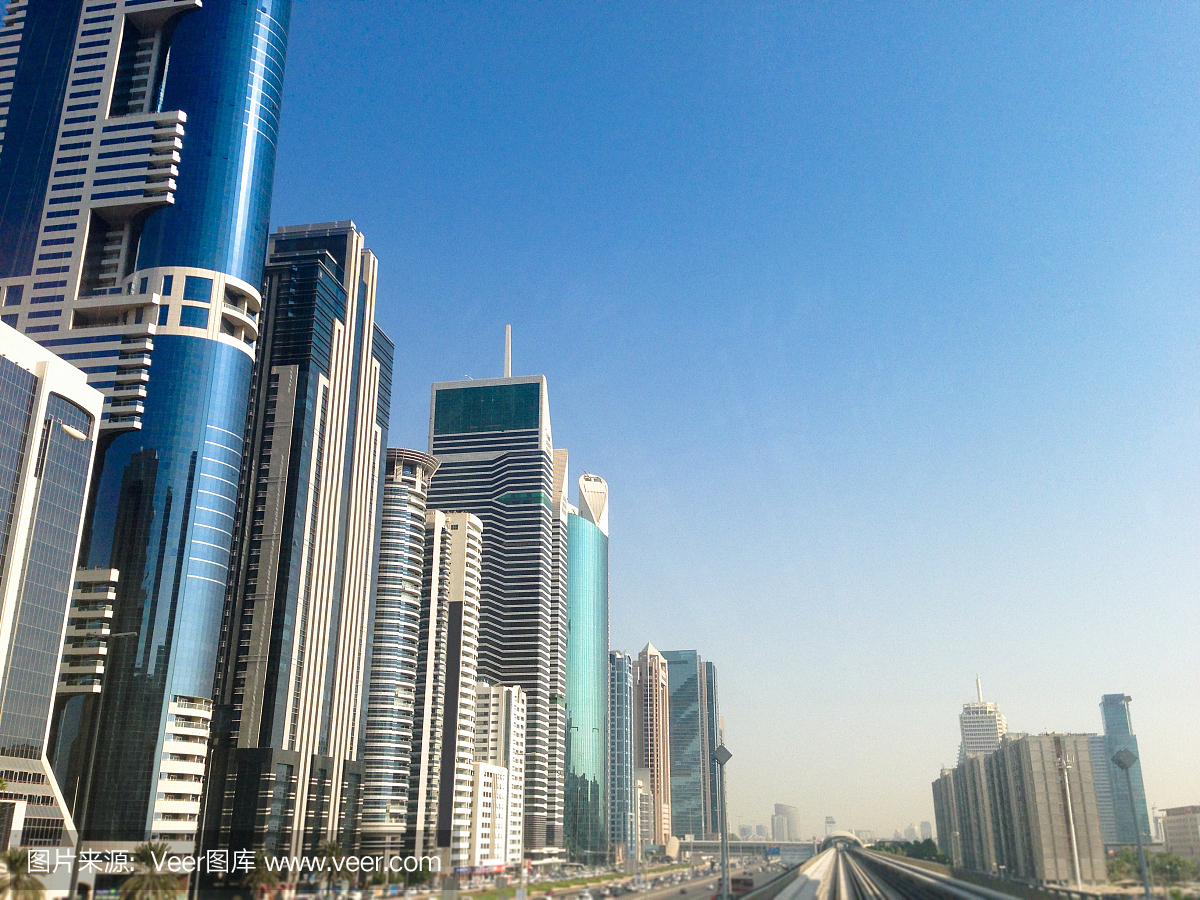 从地铁铁路的迪拜码头天际线