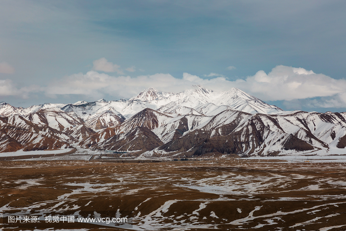中国塔什库尔干的帕米尔高原上的一连串雪山