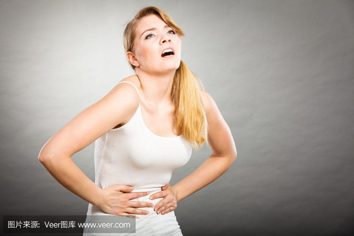 女人患有腹部疼痛。