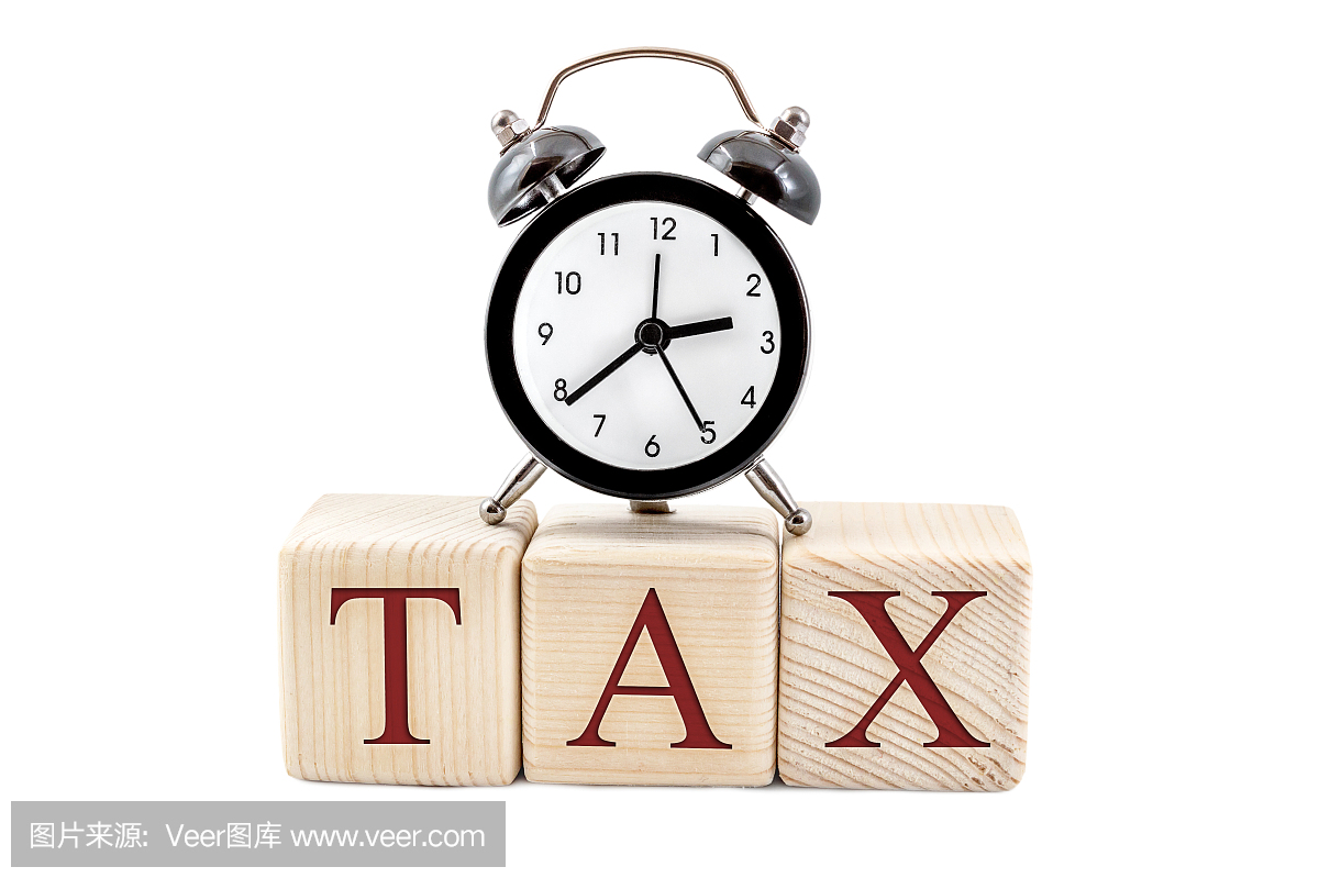 与时钟的木立方体写的词'税'在白色背景。经营